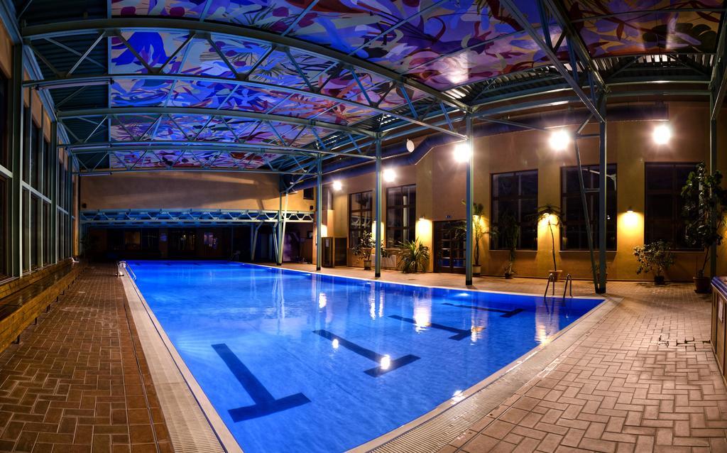 Hotel Kastiel Mojmirovce ภายนอก รูปภาพ