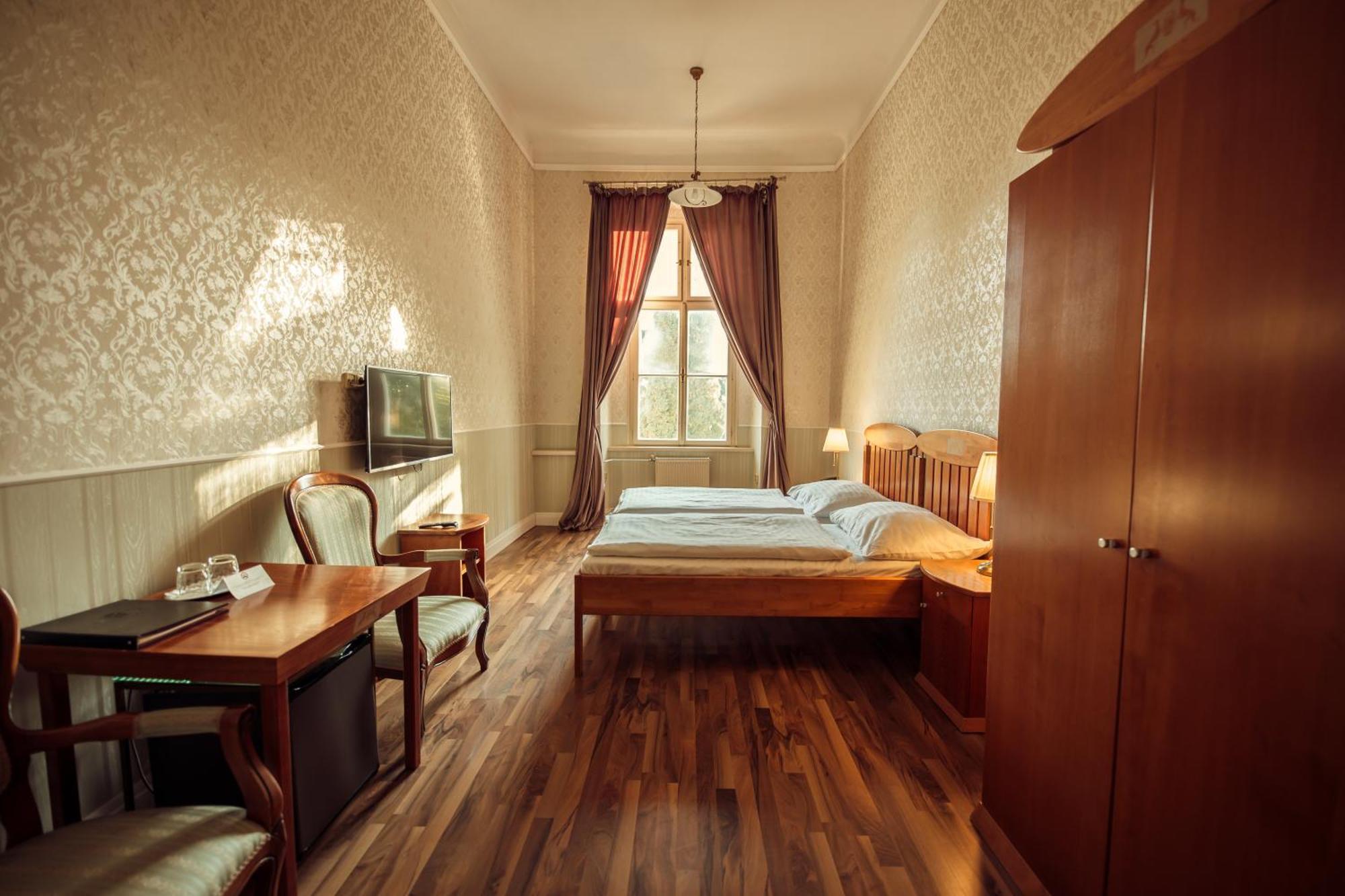Hotel Kastiel Mojmirovce ภายนอก รูปภาพ