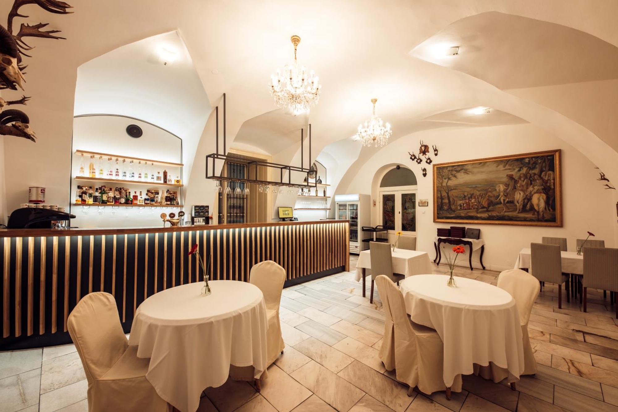 Hotel Kastiel Mojmirovce ภายนอก รูปภาพ