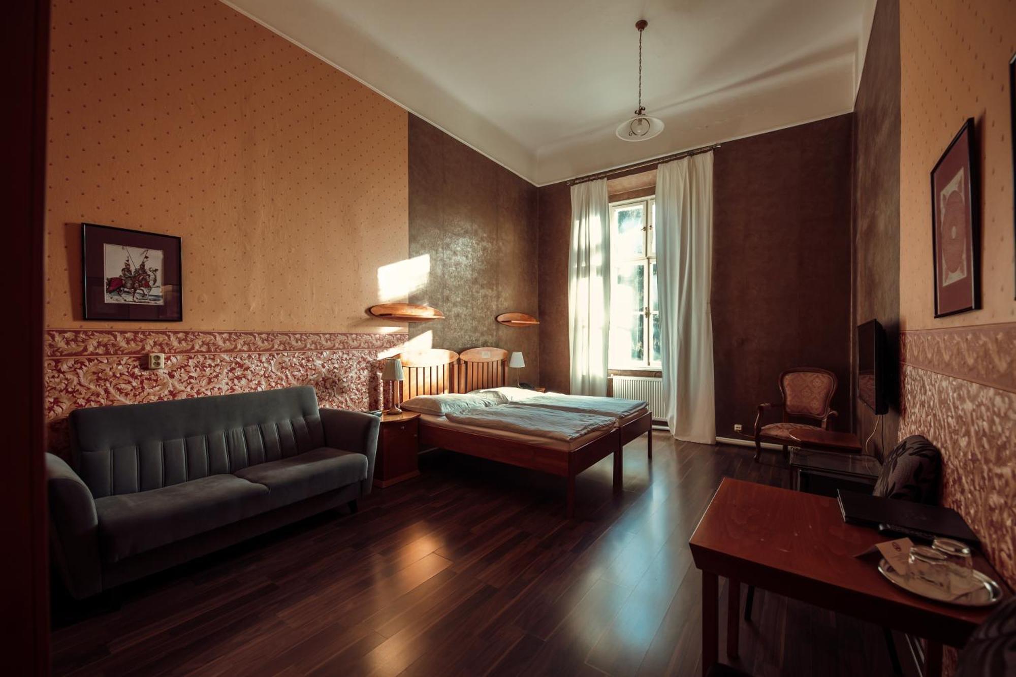 Hotel Kastiel Mojmirovce ภายนอก รูปภาพ