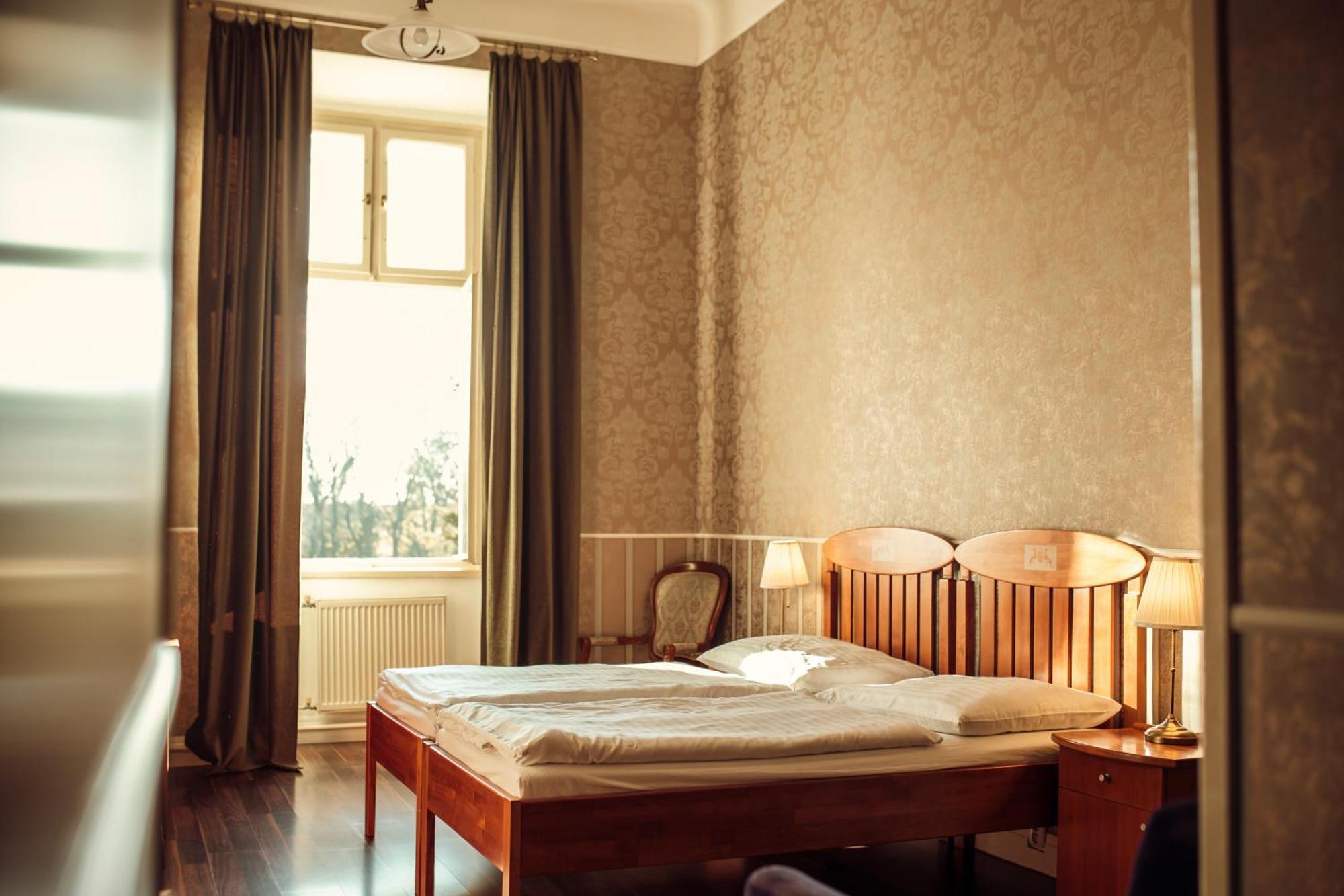 Hotel Kastiel Mojmirovce ภายนอก รูปภาพ