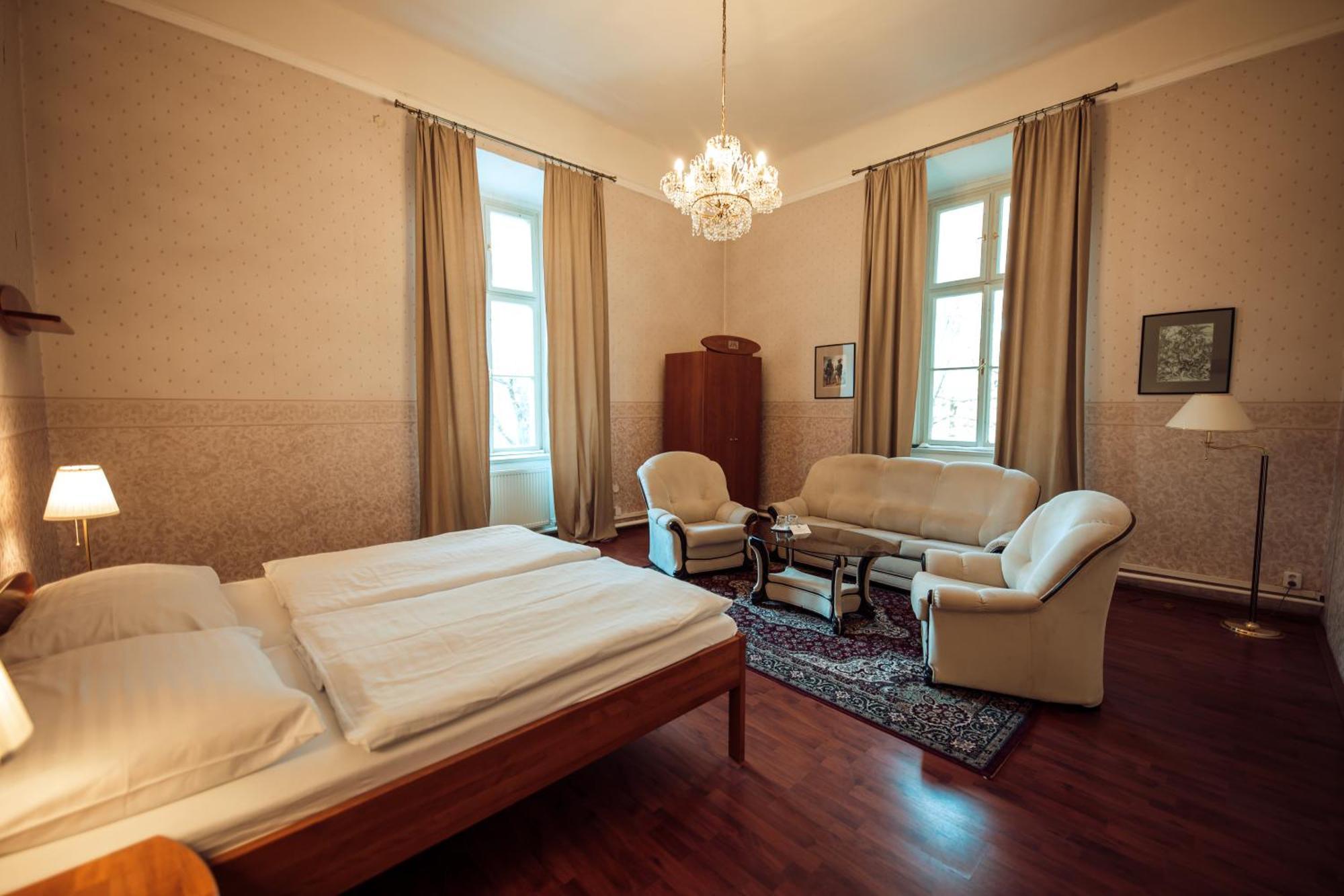 Hotel Kastiel Mojmirovce ภายนอก รูปภาพ