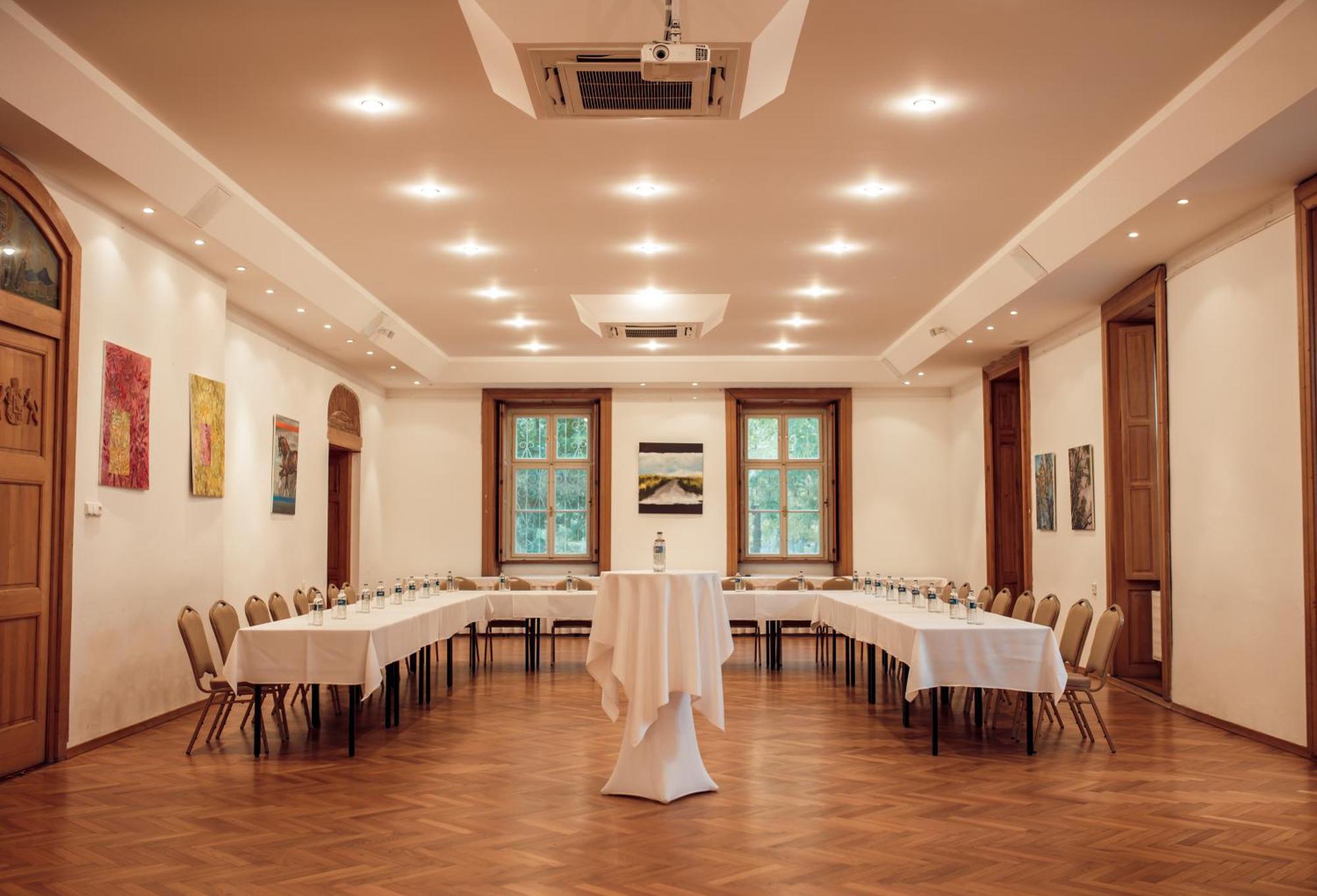 Hotel Kastiel Mojmirovce ภายนอก รูปภาพ