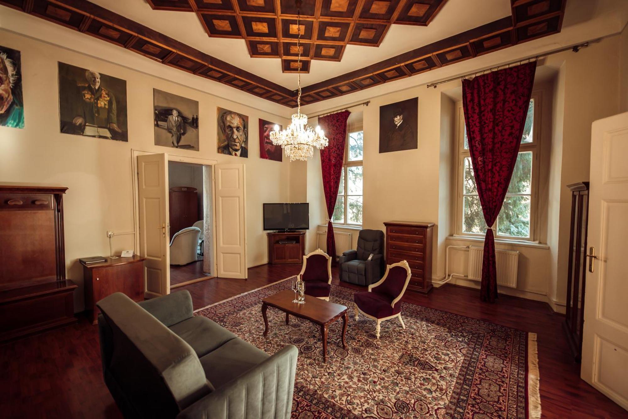 Hotel Kastiel Mojmirovce ภายนอก รูปภาพ