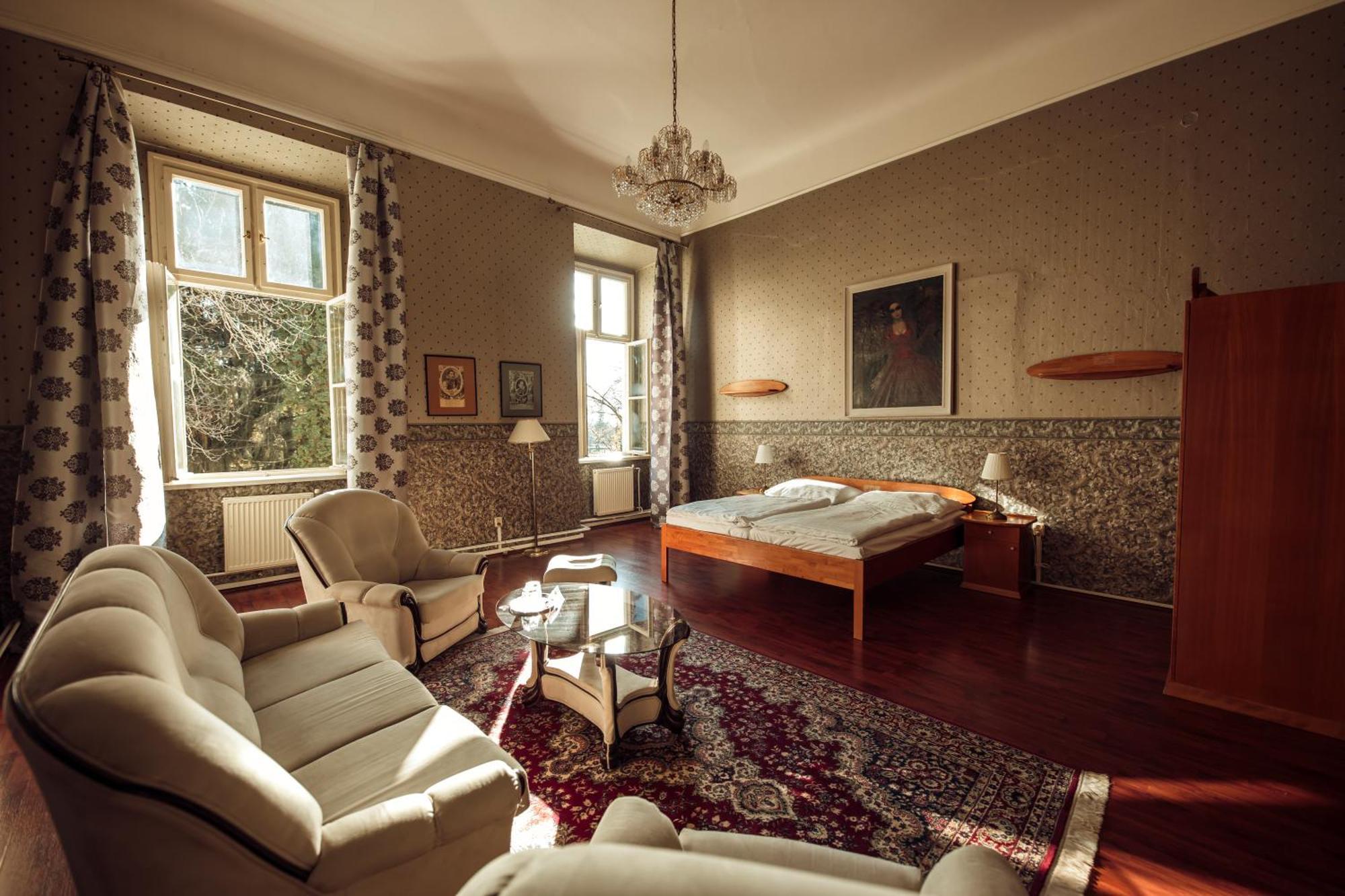 Hotel Kastiel Mojmirovce ภายนอก รูปภาพ