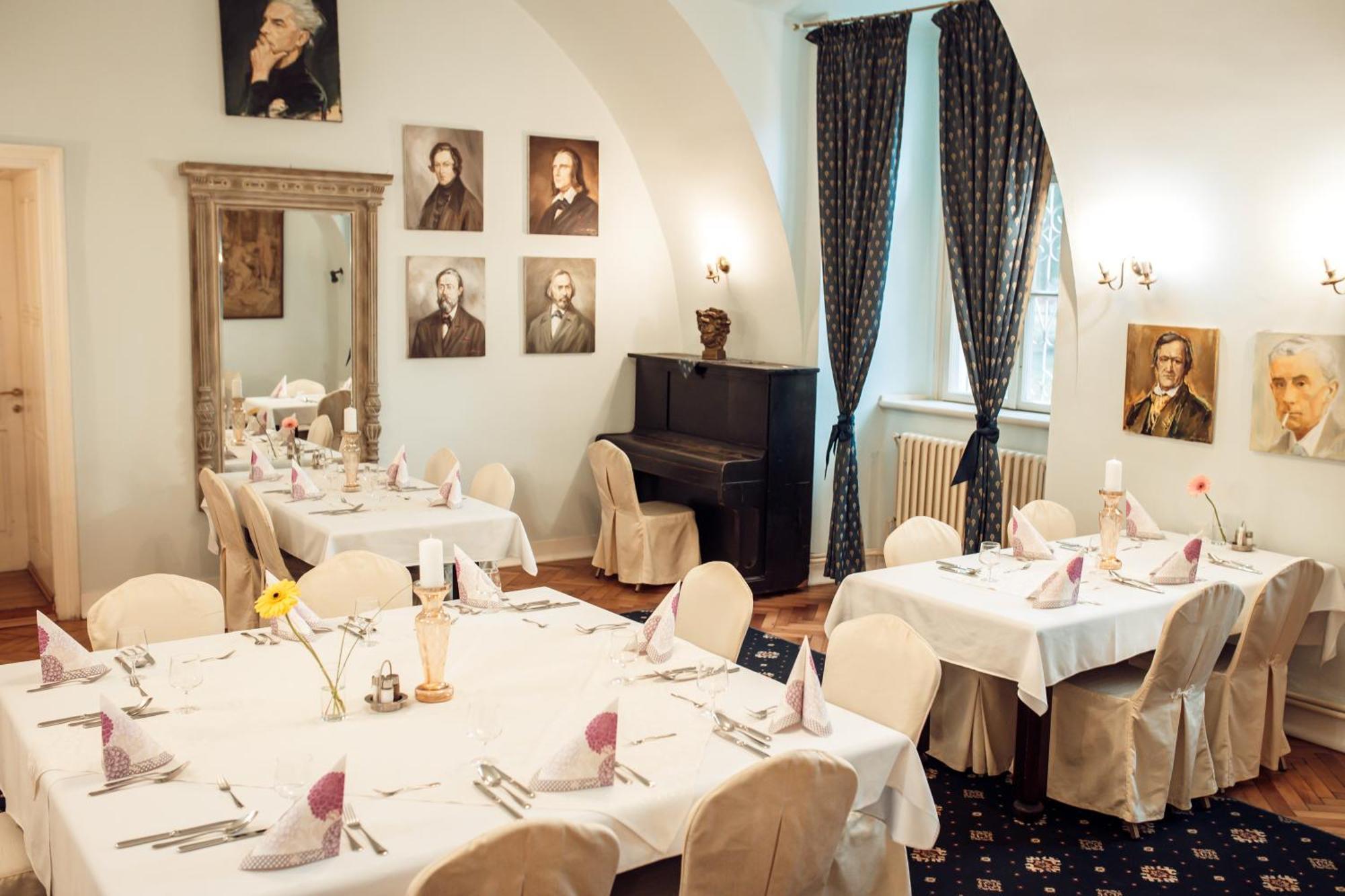 Hotel Kastiel Mojmirovce ภายนอก รูปภาพ