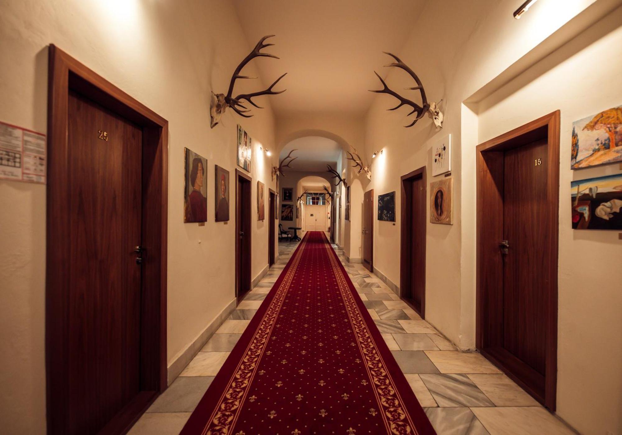 Hotel Kastiel Mojmirovce ภายนอก รูปภาพ