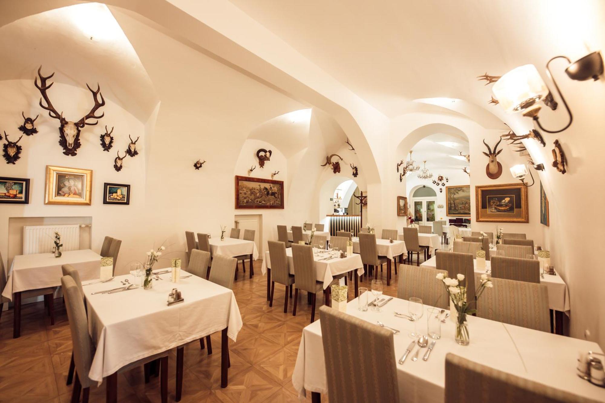 Hotel Kastiel Mojmirovce ภายนอก รูปภาพ