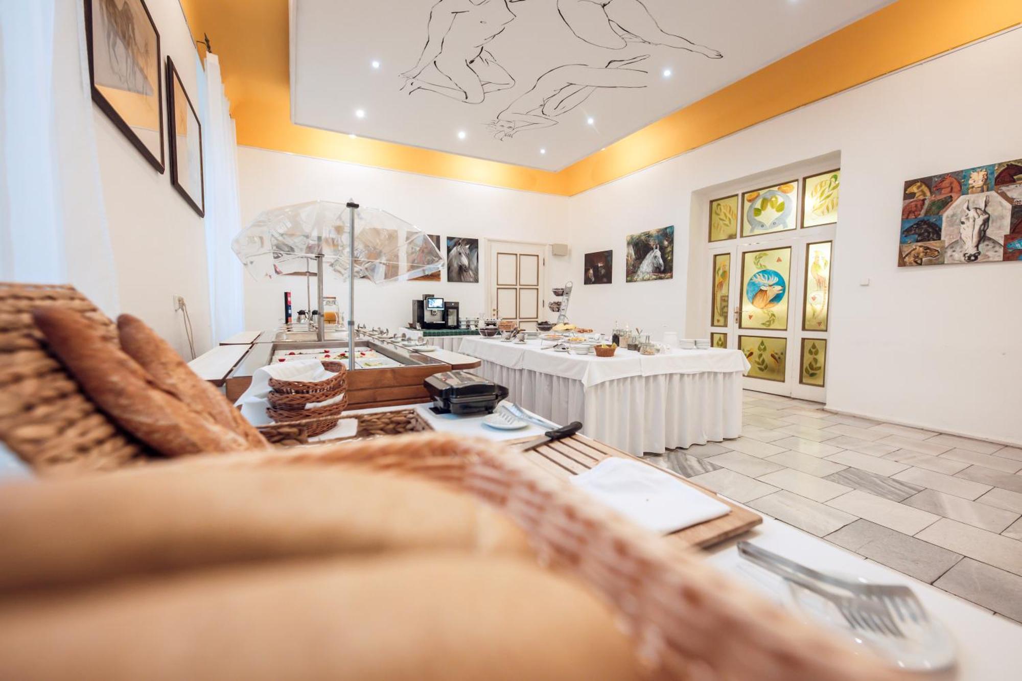 Hotel Kastiel Mojmirovce ภายนอก รูปภาพ