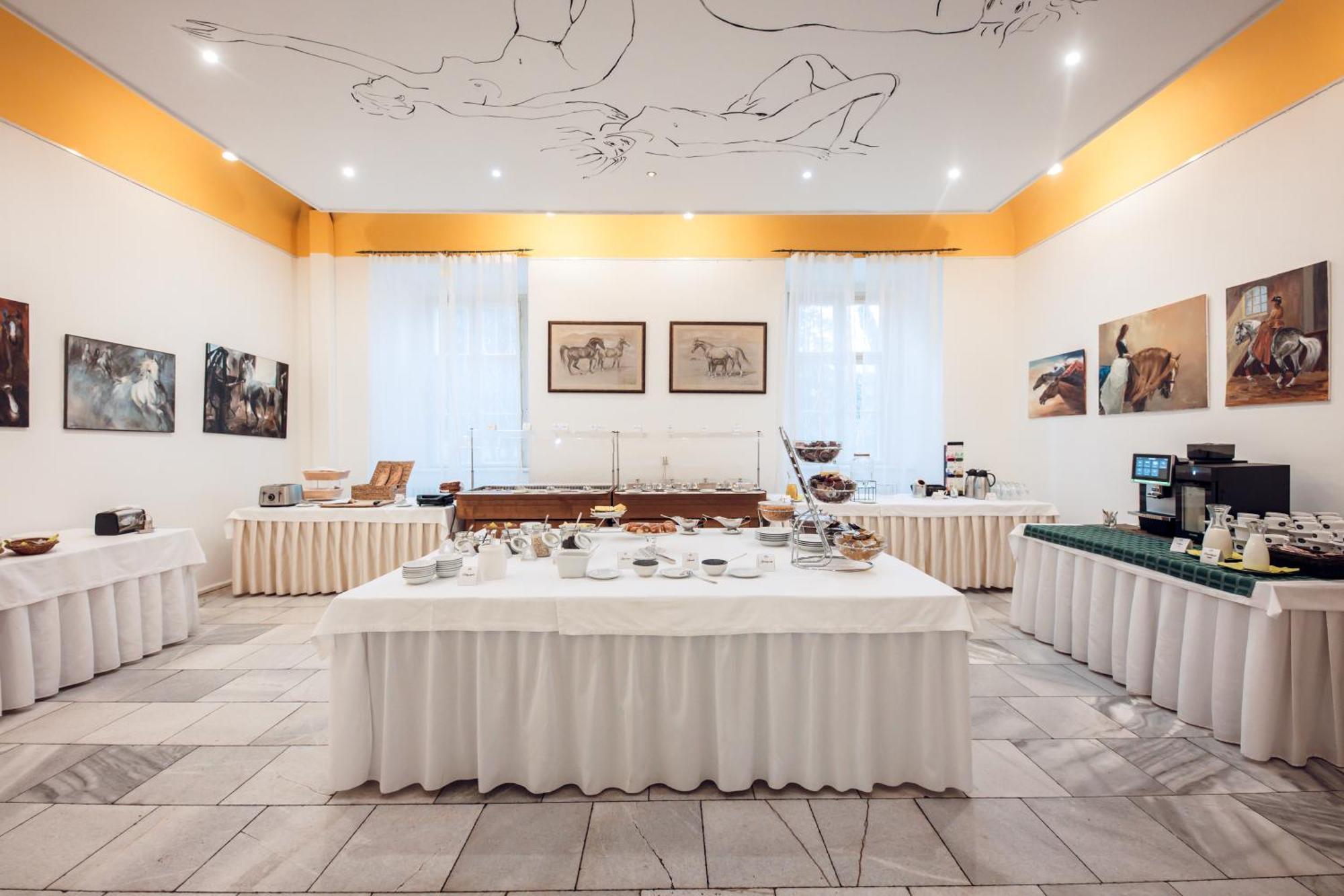 Hotel Kastiel Mojmirovce ภายนอก รูปภาพ