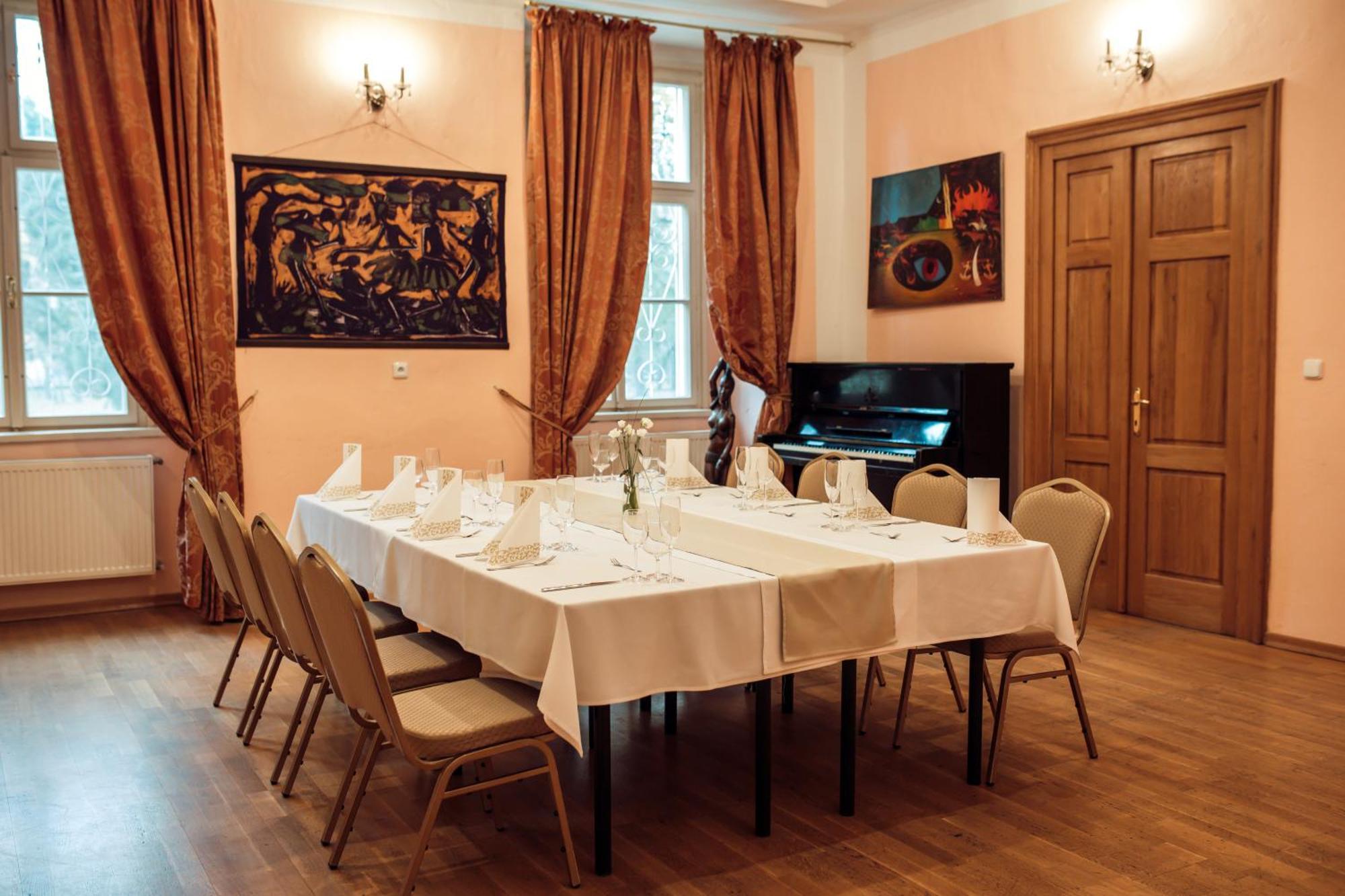 Hotel Kastiel Mojmirovce ภายนอก รูปภาพ
