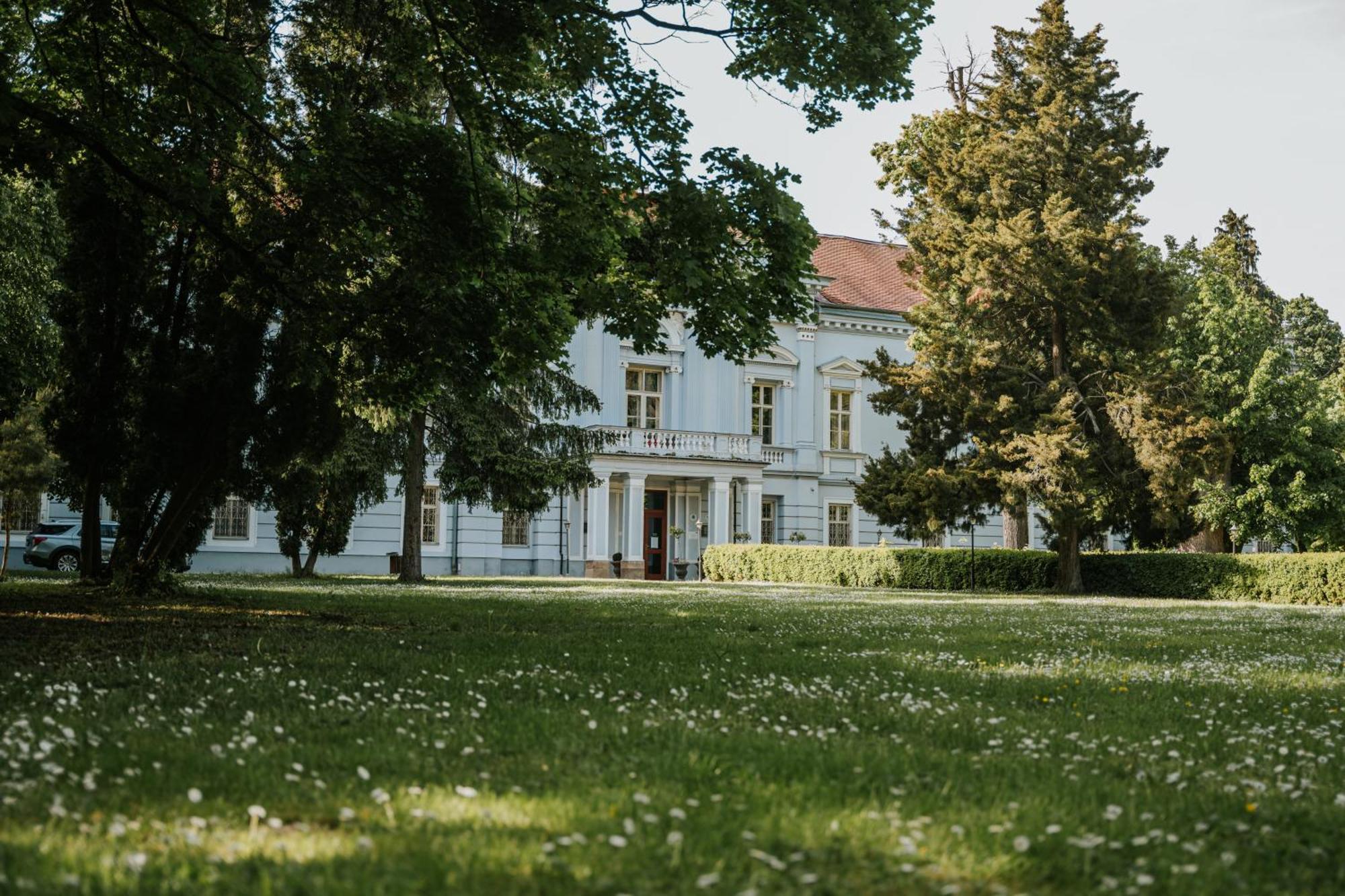 Hotel Kastiel Mojmirovce ภายนอก รูปภาพ