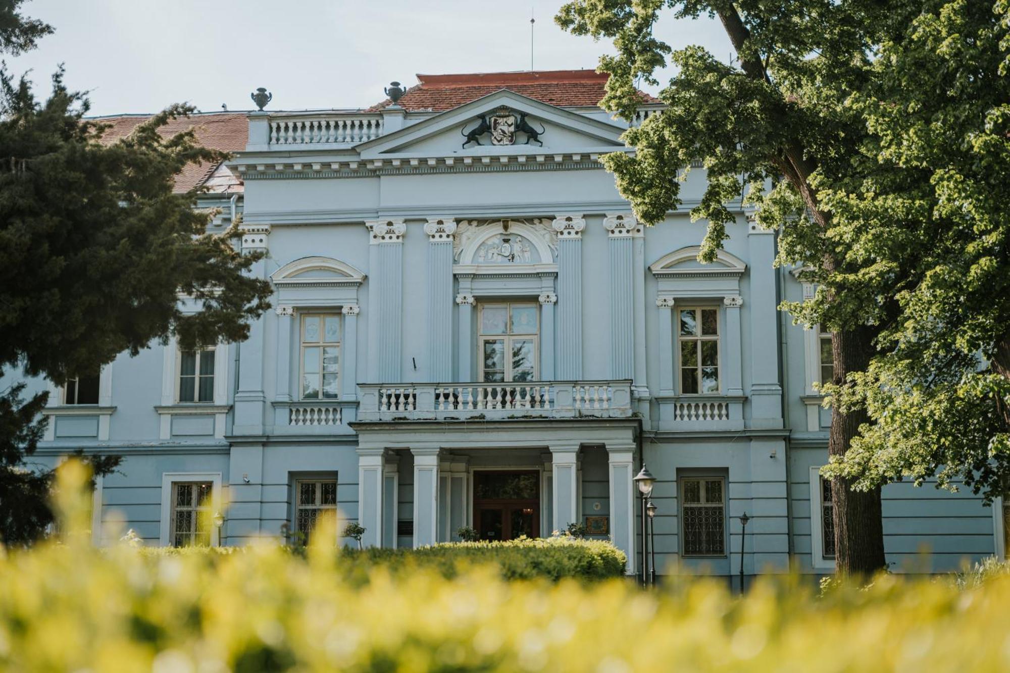 Hotel Kastiel Mojmirovce ภายนอก รูปภาพ