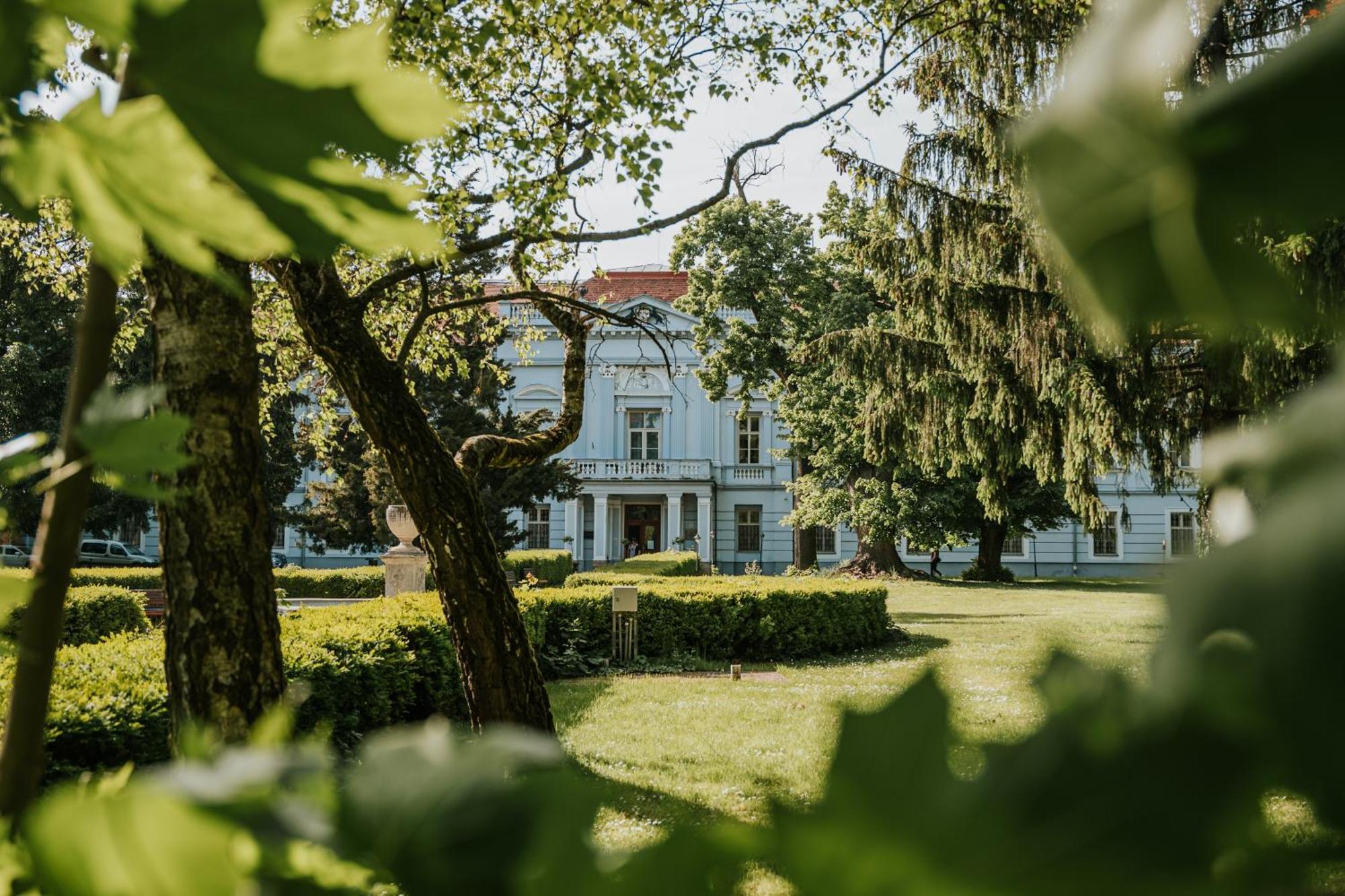 Hotel Kastiel Mojmirovce ภายนอก รูปภาพ